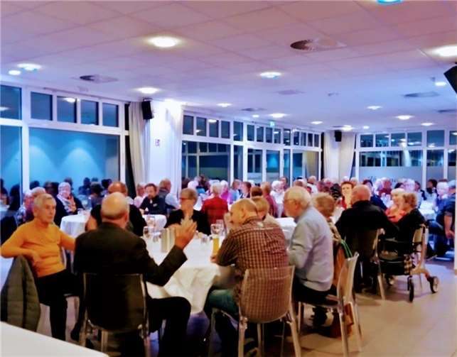 Nach langer, coronabedingter Pause trafen sich Mitglieder und Gäste der Oberen Kirchstraßen-Nachbarschaft zu traditionellen Gelog und zum beliebten Döppekooche-Essen im Casino Ahsenmacher. Foto: privat