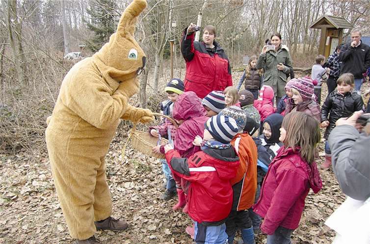 Nach lautem Rufen zeigte sich der Osterhase den Dürrholzer Kindern.privat