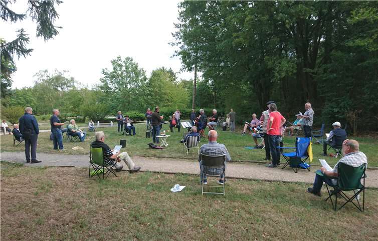 Nach mehr als fünfmonatiger Unterbrechung durch die Corona-Krise trafen sich die Mitglieder des Shanty-Chor Lahnstein erstmals wieder zu einer Probe - unter freiem Himmel!Foto: privat