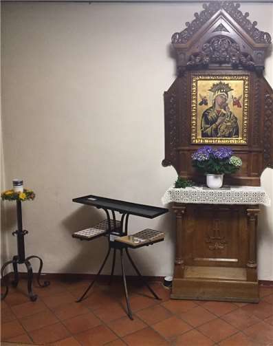 Nach mehreren Jahrzehnten ist das Taufbecken aus dem Turm in den Eingangsbereich der Morenhovener Kirche zurückgekehrt.