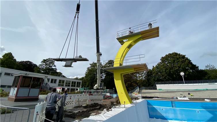 Nach mehreren Jahrzehnten wurde unter anderem der in die Jahre gekommene 10-Meter-Sprungturm im Freibad Oberwerth sowie weitere Sprungeinrichtungen von Fachfirmen abgerissen und zerlegt.Fotos: Stadt Koblenz/Egenolf