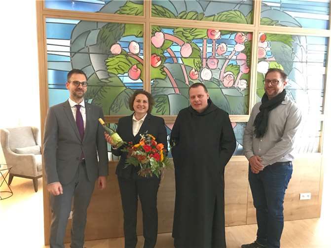 Nach nur 14 Monaten Bauzeit wurden die Zimmer im 4*Seehotel Maria Laach seitens der Architekten an die Bauherren und die Direktorin des Hauses, Kerstin Wingold (Mitte links), übergeben. Björn Egenhofer (rechts) lobte die Zusammenarbeit in einer kleinen, internen Schlüsselübergabe.Foto: privat