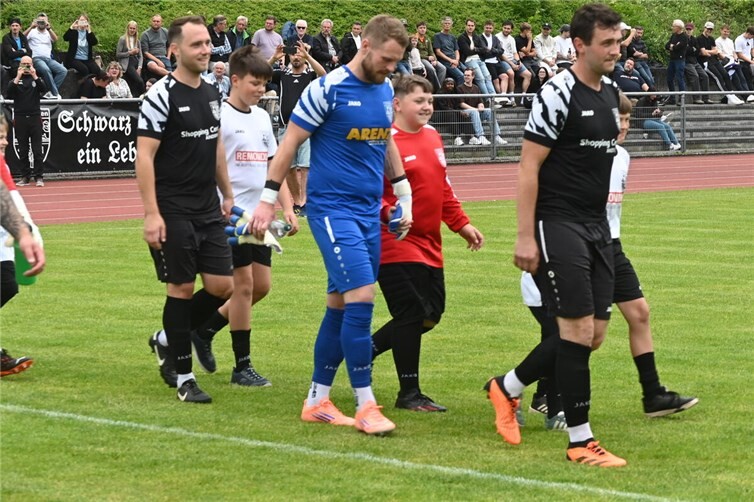 Nach nur drei Wochen Pause beginnt für die Spieler des TuS Mayen (von links Tim Krechel, Dominik Klein und Kapitän Marcel Löhr) die Vorbereitung auf die neue Saison. Foto: SK