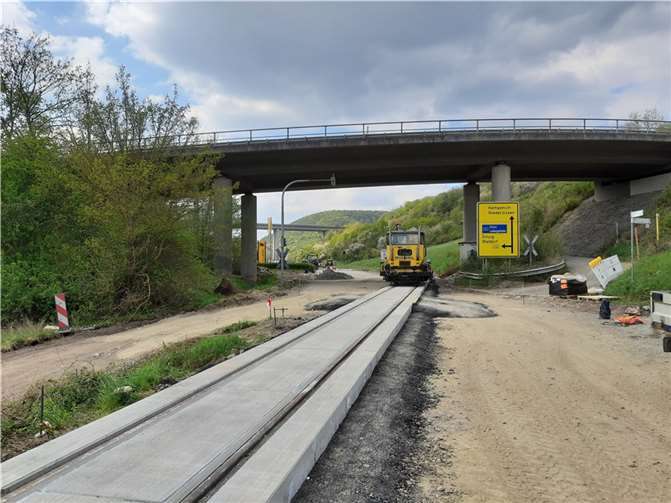 Nach nur vier Tagen Sperrung hat die Brohltalbahn die Sanierung des Bahnübergangs an der B 412 zwischen Niederzissen und Weiler pünktlich abgeschlossen. Der Zugverkehr wird ab sofort wieder aufgenommen, die Bundesstraße bleibt aufgrund der LBM-seitigen Straßensanierung noch bis vsl. 22. Mai gesperrt.  Foto: Frank Muth