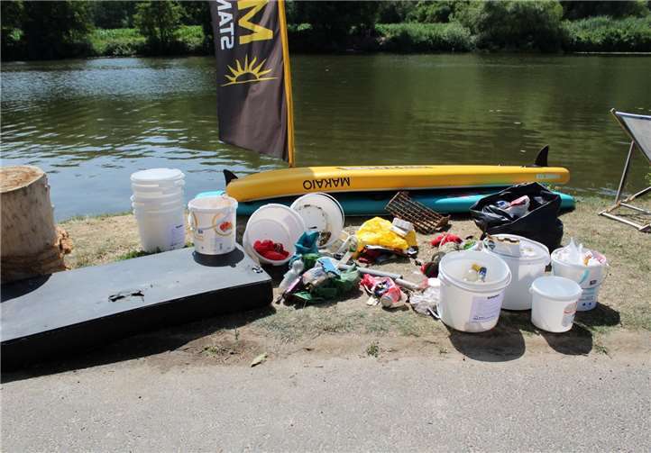 Nach nur wenigen Stunden kam bereits sehr viel Müll am Ufer der Lahn zusammen.
