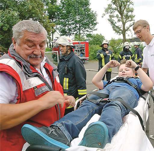 Nach nur zehn Minuten konnte Sanitäter Jürgen Kroll den vermissten Schüler in Empfang nehmen.