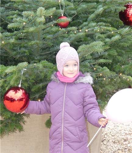 Nach pandemiebedingter Pause kann man heute wieder leuchtende Kinderaugen auf dem Weihnachtsmarkt sehen.
