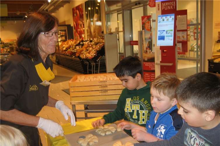 Nach persönlichen Vorlieben konnten die Vorschüler verschieden Brötchen backen.