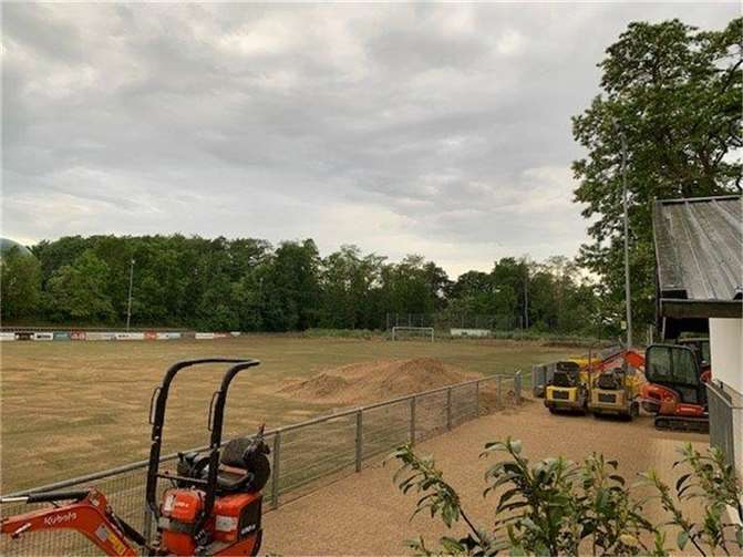 Nach positiven Ergebnissen war es möglich, eine Fachfirma mit der Beseitigung der Ablagerungen auf der Sportplatzfläche zu beauftragen. Foto: Gemeinde Swisttal