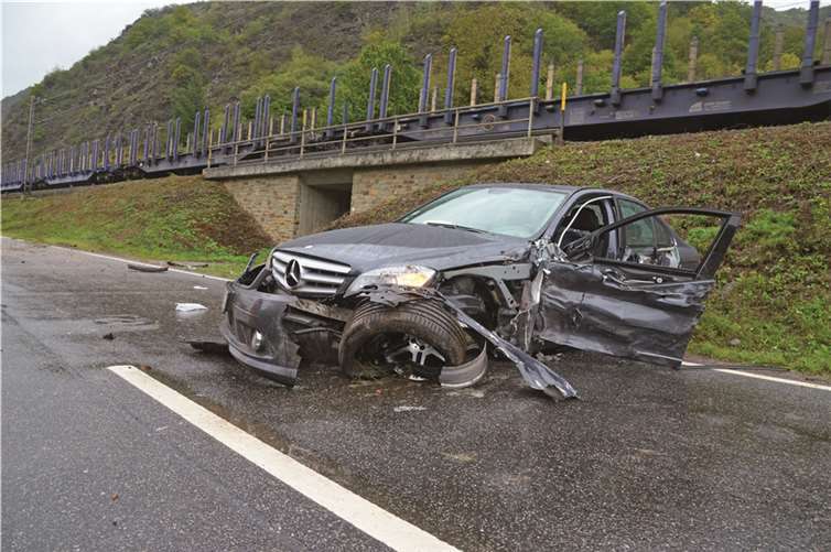 Nach riskantem Überholmanöver krachte der PKW gegen einen LKW. Der Fahrer wurde mit einem Rettungshubschrauber ins Krankenhaus geflogen.Winkler TV