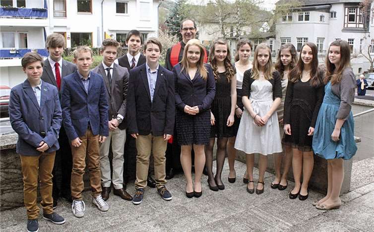 Nach rund 1,5 Jahren Konfi-Unterricht bei Pfarrer Michael Busch war für weitere 13 Konfirmanden der Trinitatis-Gemeinde am Sonntag der große Festtag gekommen. DL