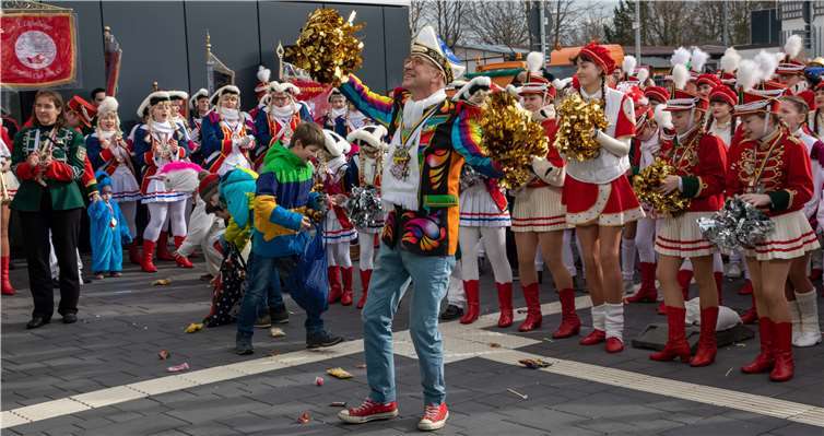 Nach seinem „Rausschmiss“ tanzte Bert Spilles mit den Jecken vor dem Rathaus.