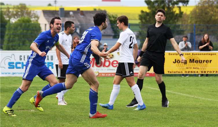 Nach seinem Treffer zum 3:0 dreht Nico Steinbach jubelnd ab, Marvin Rech (li.) will ihn noch einfangen.Fotos: SK