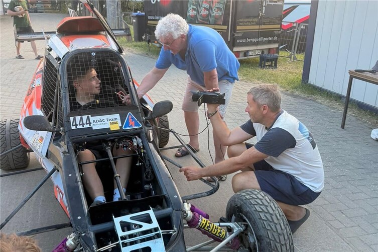 Nach seinem beeindruckenden Debüt bei der FIA-Autocross-Europameisterschaft 2026 steht Junis Holzleitner im Mittelpunkt des Medieninteresses.