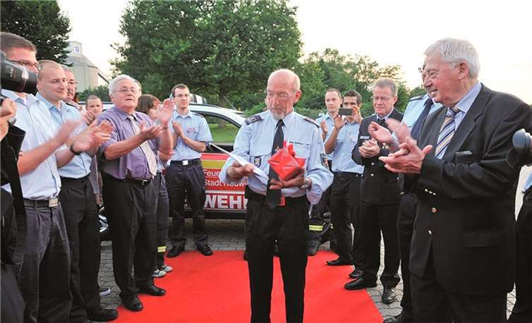 Nach seinem letzten (fingierten) Einsatz standen alle Feuerwehr-Kameraden für Klaus Steffes-Lai Spalier.
