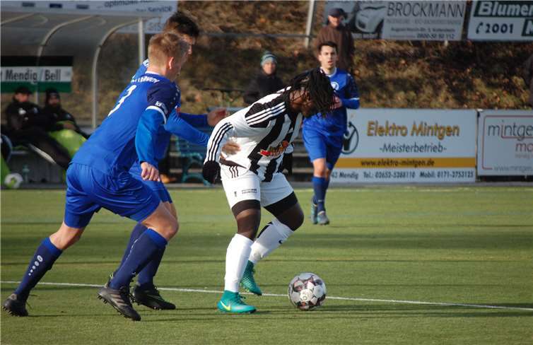 Nach seiner Einwechslung im Spiel gegen den FC Metternich (links Jan Bernardy) war der Mendiger Neuzugang Grace Lwakasi Balegamire, vom FV Rübenach gekommen, ein ständiger Unruheherd.