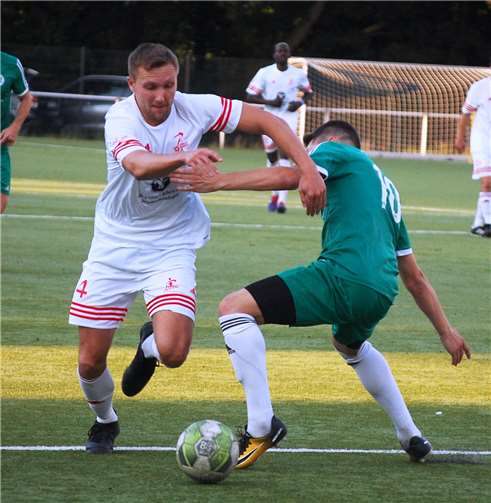 Nach seiner Einwechslung setzte Marcel Berg von der SG Eintracht Mendig/Bell im Freundschaftsspiel gegen den FV Engers (rechts Yannik Finkenbusch) gleich Akzente.