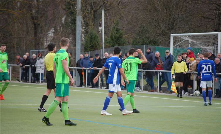 Nach seiner Gelb-Roten Karte gegen den TSV Emmelshausen musste Milan Rawert (im grünen Trikot mit der Nummer 31) in Neitersen zuschauen.Fotos: SK