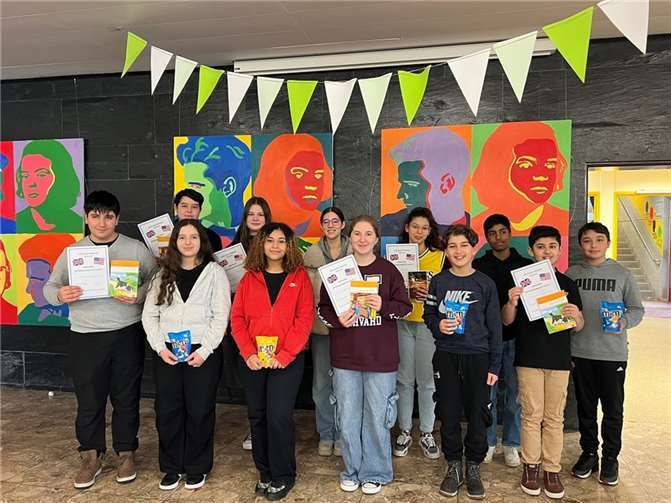 Nach sorgfältiger Beratung kürte die Jury schließlich die Gewinnerinnen und Gewinner aus den verschiedenen Jahrgangsstufen, die jeweils mit einer Urkunde und einem Buchpreis ausgezeichnet wurden. Foto: Linda Pfannschmidt