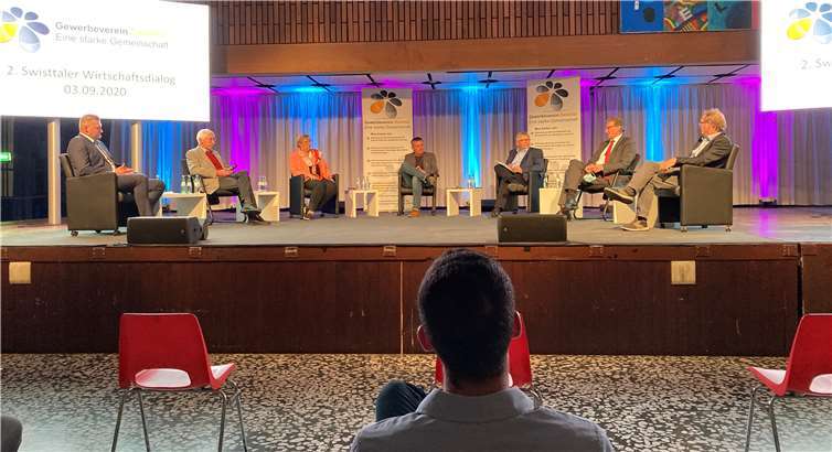 Nach spannenden Vorträgen zur Zukunft der Wirtschaft der Gemeinde Swisttal kamen die Teilnehmer zu einer Podiumsdiskussion zusammen: (v. l.) Alexandr Savatzky (Keuk Medientechnik), Dr. Hermann Schlagheck (Moderation), Petra Kalkbrenner (Bürgermeisterin), Wilfried Rang (Fahrschule Rang), Dr. Christian Böse (Bürgermeisterkandidat), Dr. Stephan Wimmers (IHK Bonn/Rhein-Sieg), Winfried Hündgen (Hündgen ntsorgung).Foto: Frank Kuczinski