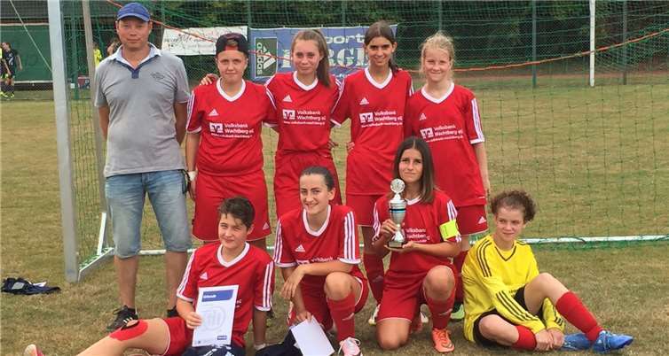 Nach spannenden und fairen Spielen konnten die B-Juniorinnen des FC Pech überraschend einen Pokal entgegennehmen.privat