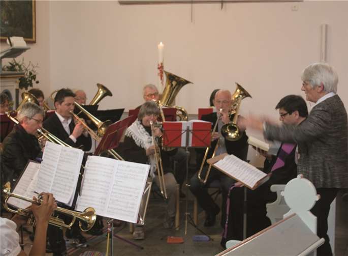 Nach über 20 Jahren übergab Ursula Höfer den Dirigentenstab an den neuen Leiter des Posaunenchors, den Bonner Berufsmusiker Erhard Schwartz. DL