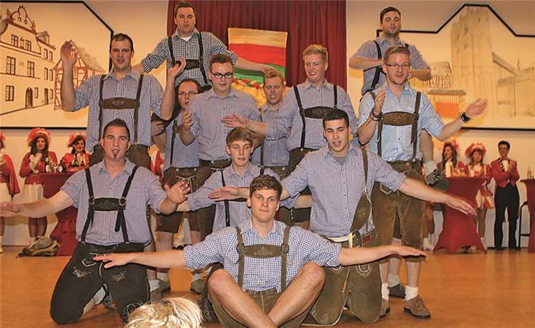 Zahlreiche Narren in der festlich geschmückten Stadthalle begrüßt Nach über 39 Jahren hat das „Meensterer“ Narrenvolk mit Prinz Yannik I. vom Reiterpfad und Lisa I. vom Eltzer Wald wieder ein neues Kinderprinzenpaar.