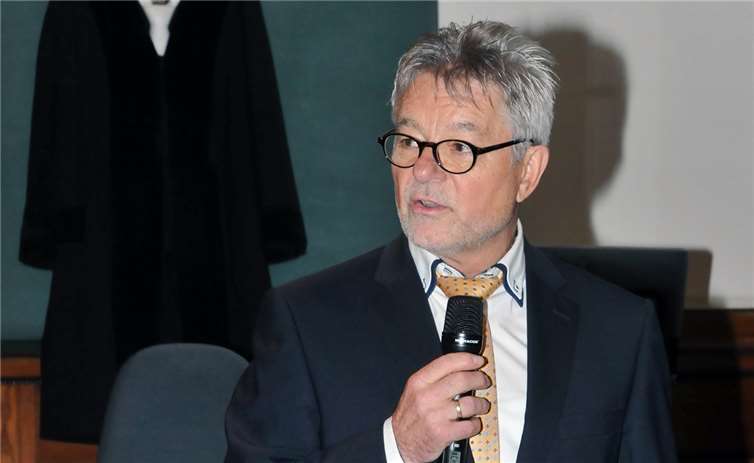 Nach über 40-jähriger Tätigkeit in der rheinland-pfälzischenJustiz wurde Reinhold Hergarten in den Ruhestand verabschiedet. Fotos: RASCH