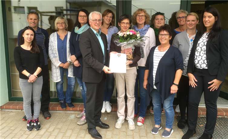 Nach über 45-jähriger Tätigkeit konnte Bürgermeister Volker Mendel, Frau Monika Weber in den verdienten Ruhestand verabschieden.Foto: privat
