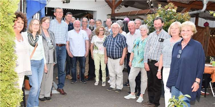 Nach über 60 Jahren trafen sich die Ehemaligen des Einschulungsjahrgangs 1963 in Merzbach.  Foto: Alfred Eich