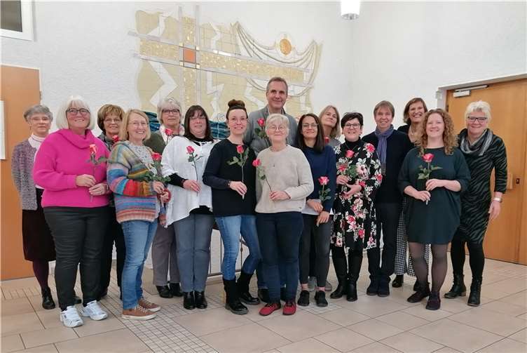 Nach über 80 Stunden gemeinsamer Fortbildung freuten sich zwölf Frauen und ein Mann aus den Hospizvereinen Koblenz, Neuwied und Altenkirchen über ihre erfolgreiche Weiterbildung als Trauerbegleiter/in im Ehrenamt. Ihnen gratulierten Referentin Dr. Sylvia Brathuhn (3. von rechts), Erika Gierich vom Hospizverein Altenkirchen (links), Dirk Griesel vom Hospizverein Koblenz (4. von rechts) und Beate Christ vom Hospizverein Neuwied (rechts).  Foto: Beate Christ