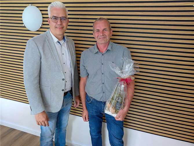 Nach über zwei Jahrzehnten Engagement für die Verbandsgemeinde Altenahr wurde Manfred Großgarten (re.) von Bürgermeister Dominik Gieler in den wohlverdienten Ruhestand verabschiedet.  Foto: Thorsten Trütgen / VG Altenahr