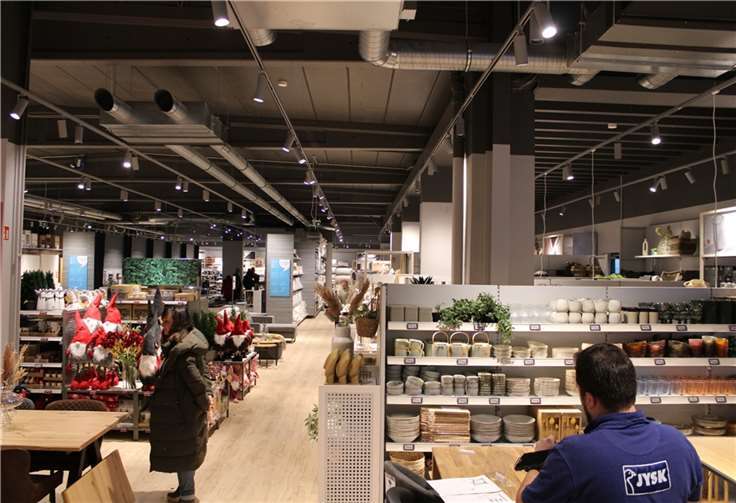 Nach umfangreichen Neubau- und Renovierungsarbeiten erstrahlt die JYSK-Filiale in neuem Glanz.  Foto: DU