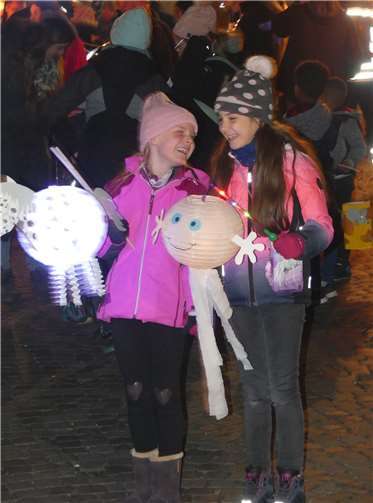 Nach umständehalber eingelegten Pausen lockten die Martinsumzüge heuer wieder viele Hundert begeisterte Kinder.