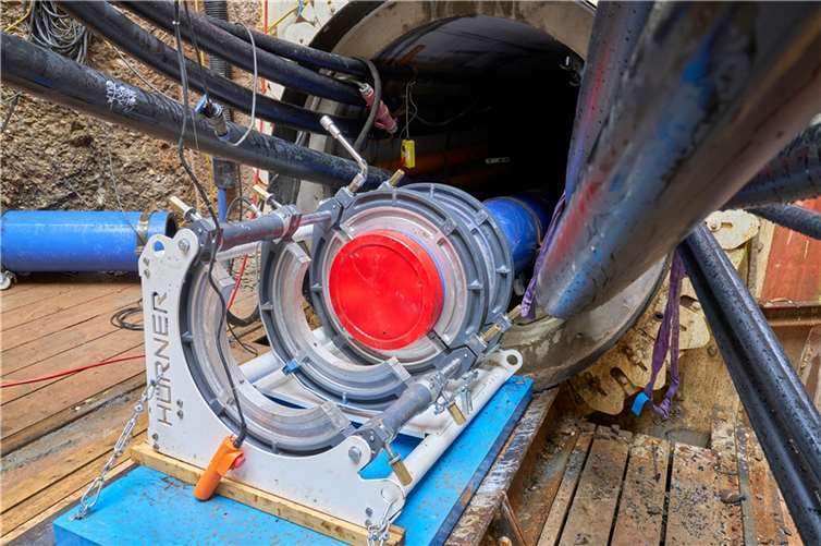 Nach und nach füllt sich der neue Tunnel unter dem Rhein mit Leerrohren und der großen Trinkwasserleitung.  Foto: Sascha Ditscher/evm