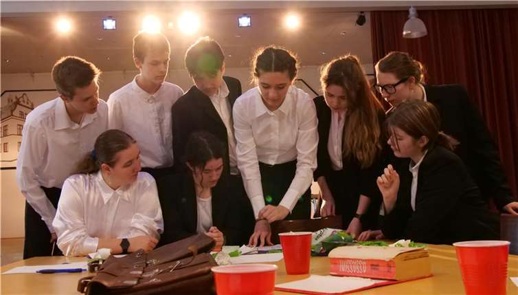 Nach und nach lernt das Publikum genau diese Geschworenen näher kennen, die an einem heißen Tag in einem Raum eingeschlossen sind, um zu ihrem Urteil zu gelangen. Foto: KuBa-Gym