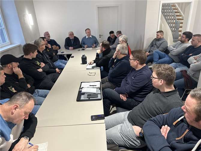 Nach verheerendem Brand im Engerser Lokschuppen: Oberbürgermeister Jan Einig beruft Treffen der Vereine ein, um Wiederaufbau zu koordinieren. Foto: Ulf Steffenfauseweh / Stadt Neuwied