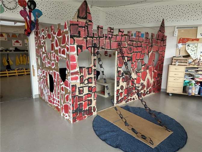 Nach viel Engagement, Zusammenarbeit und handwerklichem Geschick stand die fertige Burg.  Foto: privat