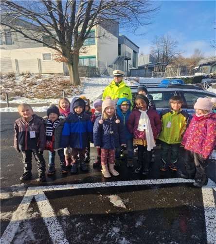 Nach vielen Informationen und Fragen von den Kindern, wurde noch das Polizeiauto begutachtet, wobei Blaulicht und Martinshorn auch zum Einsatz kamen. Quelle: VG Puderbach
