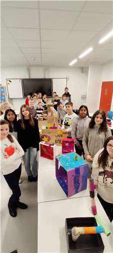 Nach vielen Stunden Arbeit war es dann endlich soweit, die Kugelbahnen wurden der Klasse präsentiert.  Foto:IGS