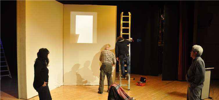 Nach vier Stunden Arbeit steht das Buch erstmals auf der Bühne des Stadttheaters.