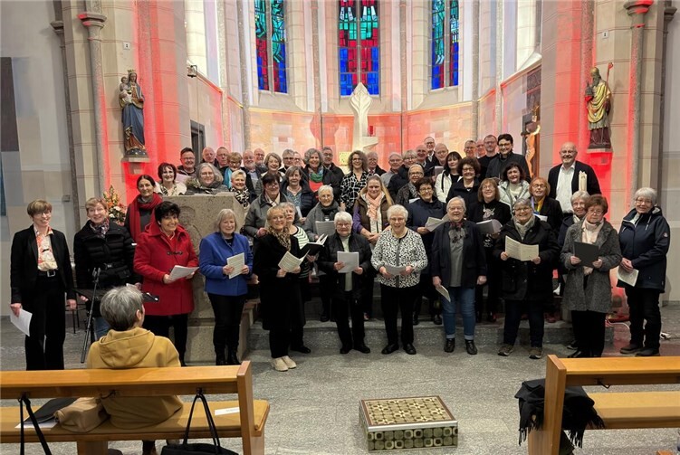 Nach vier intensiven Proben, bei denen alle mit viel Freude und Engagement dabei waren, fand das Projekt bei einem feierlichen Gottesdienst in der Ettringer Pfarrkirche St. Maximin seinen krönenden Abschluss.