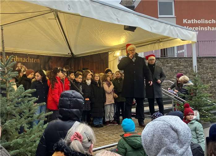 Nach vierjähriger Pause wieder der Weihnachtsmarkt rund um die katholische Pfarrkirche und auf dem Kirchplatz in Weißenthurm statt. Quelle: Stadt Weißenthurm