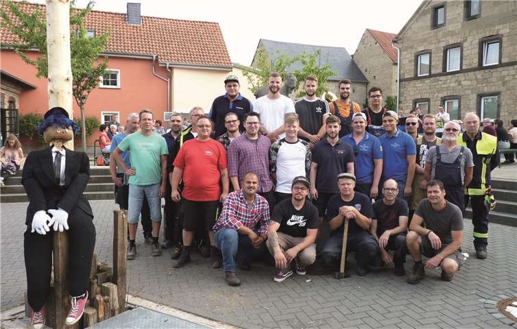Nach vollbrachter Arbeit, Aufstellung des Kirmesbaums, stimmten die Männer das Beller Heimatlied an. Foto: -FRE-