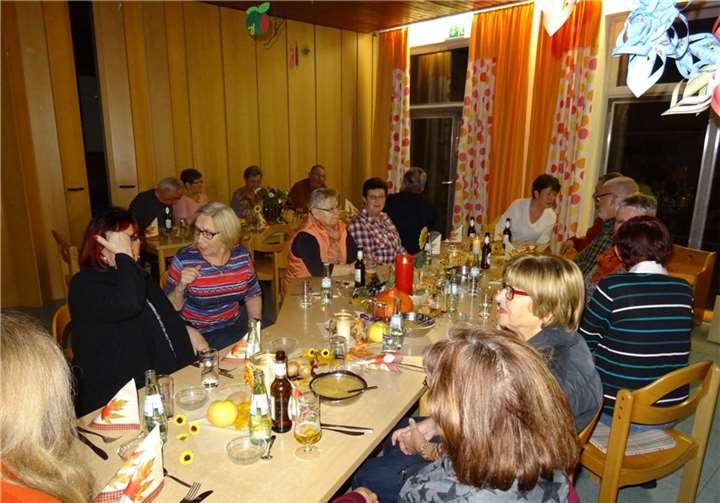 Nach zehnjähriger Pause fand nach dem Martinszug wieder ein Döbbekooche-Essen statt.privat