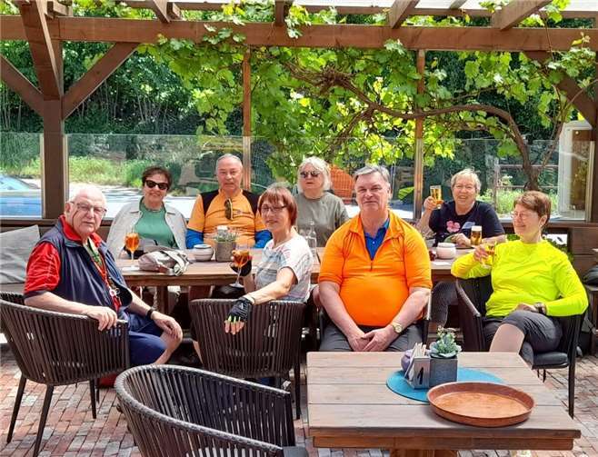 Radlergruppe auf Tour Nach zügiger Fahrt kehrte man in ein Weinlokal ein. Foto: privat