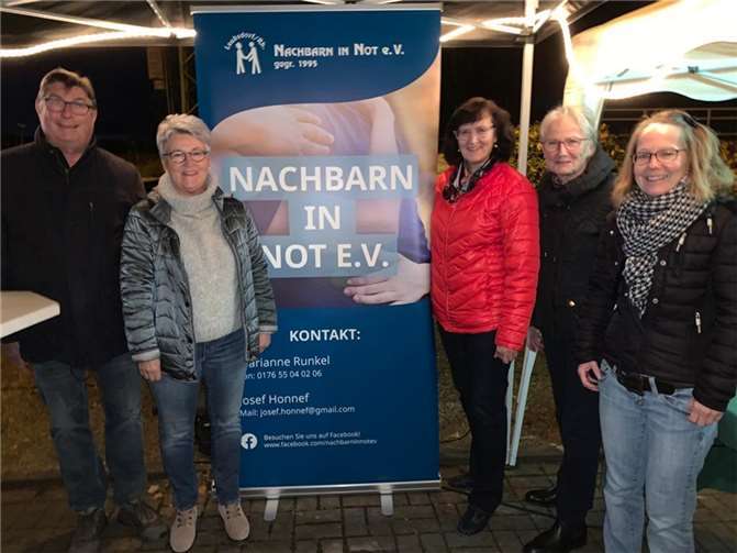 Nach zwei Coronajahren konnte Nachbarn in Not e.V. endlich den Glühweinstand an St. Martin am Ortseingang wieder eröffnen.  Foto: privat