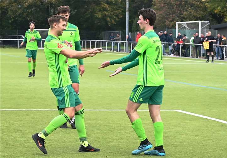 Nach zwei Heimniederlagen gab es für die SG Eintracht Mendig/Bell (links Marcel Berg, rechts Leander Mombaur) in Montabaur wieder etwas zu feiern. Foto: SK