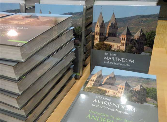 Nach zwei Jahren Arbeit ist das Buch rechtzeitig zum Domjubiläum erschienen.