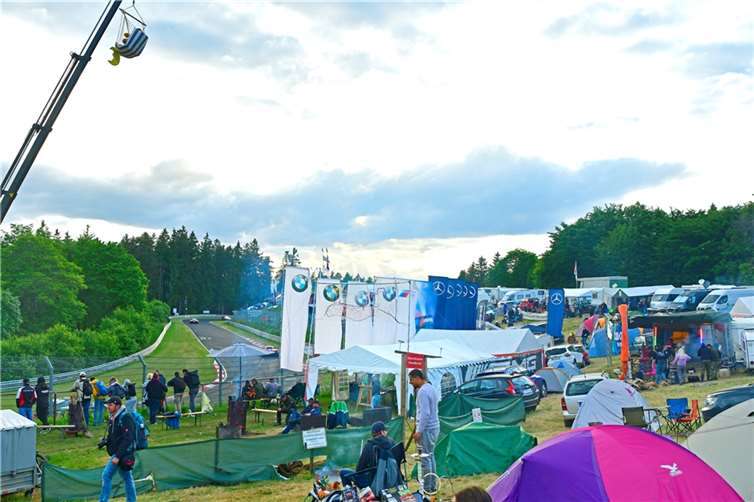 Nach zwei Jahren Corona bedingter Abstinenz brachten die Fans diese einmalige Nordschleifen-Atmosphäre zurück, durch die das Motorsportfest nicht zuletzt seine Einzigartigkeit erlangte.